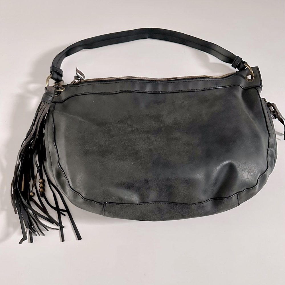 T-Shirt & Jeans: grey flowing fringe hobo bag